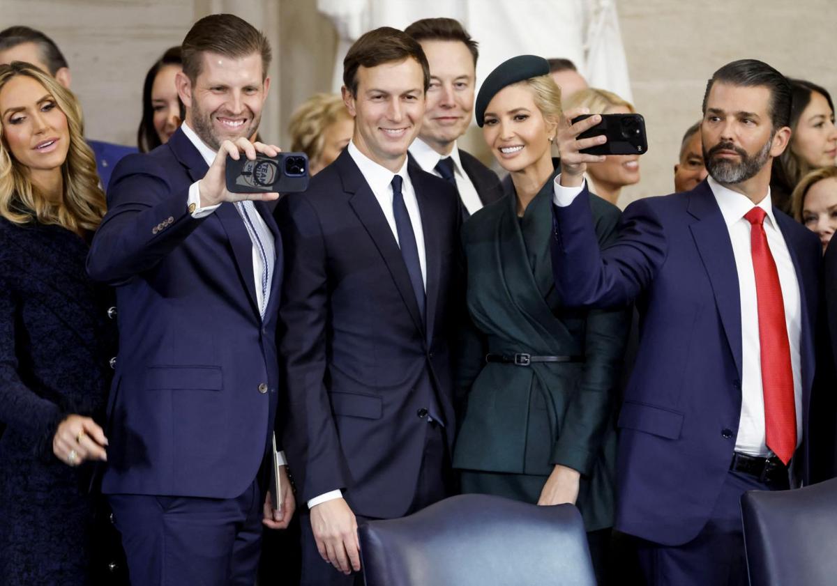 Imagen principal - Lara, Eric, Jared, Ivanka y Donald Jr, con Elon Musk detrás. | Barron y Melania, durante el himno. | Tiffany abraza a su padre.