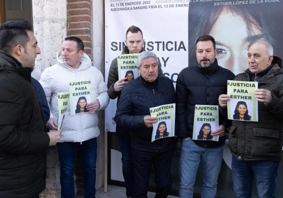 El padre de Esther, en el centro, durante la concentración del pasado viernes ante los Juzgados.