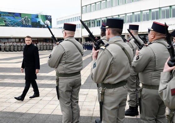 Macron pasa revista este lunes a las tropas antes de su discurso de Año Nuevo para las Fuerzas Armadas.