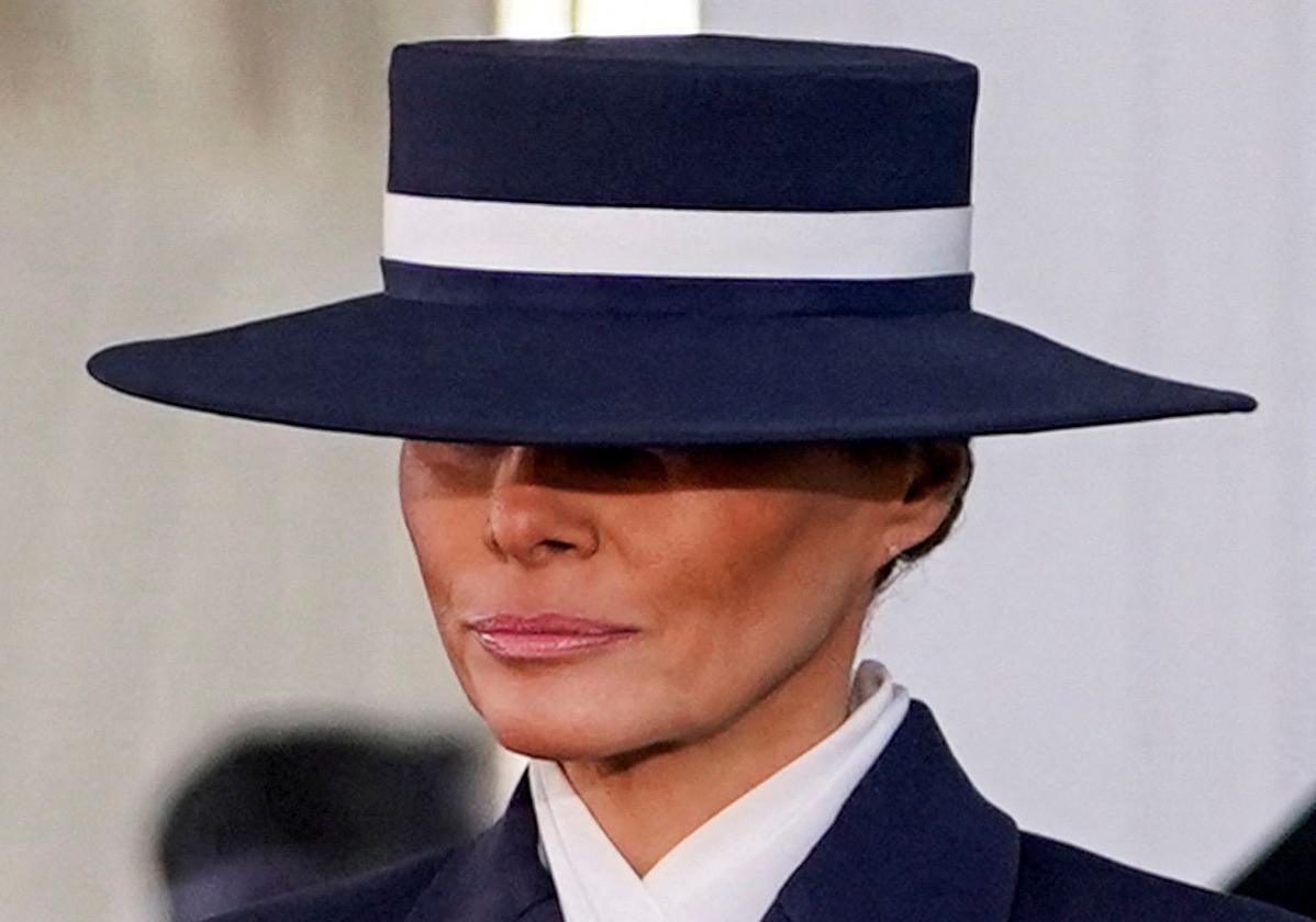 Una Melania gélida y con los ojos en sombra encabeza el clan Trump