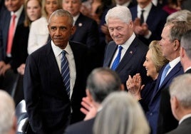 Barack Obama, a su llegada a la Rotonda del Capitolio, junto a Bill Clinton.