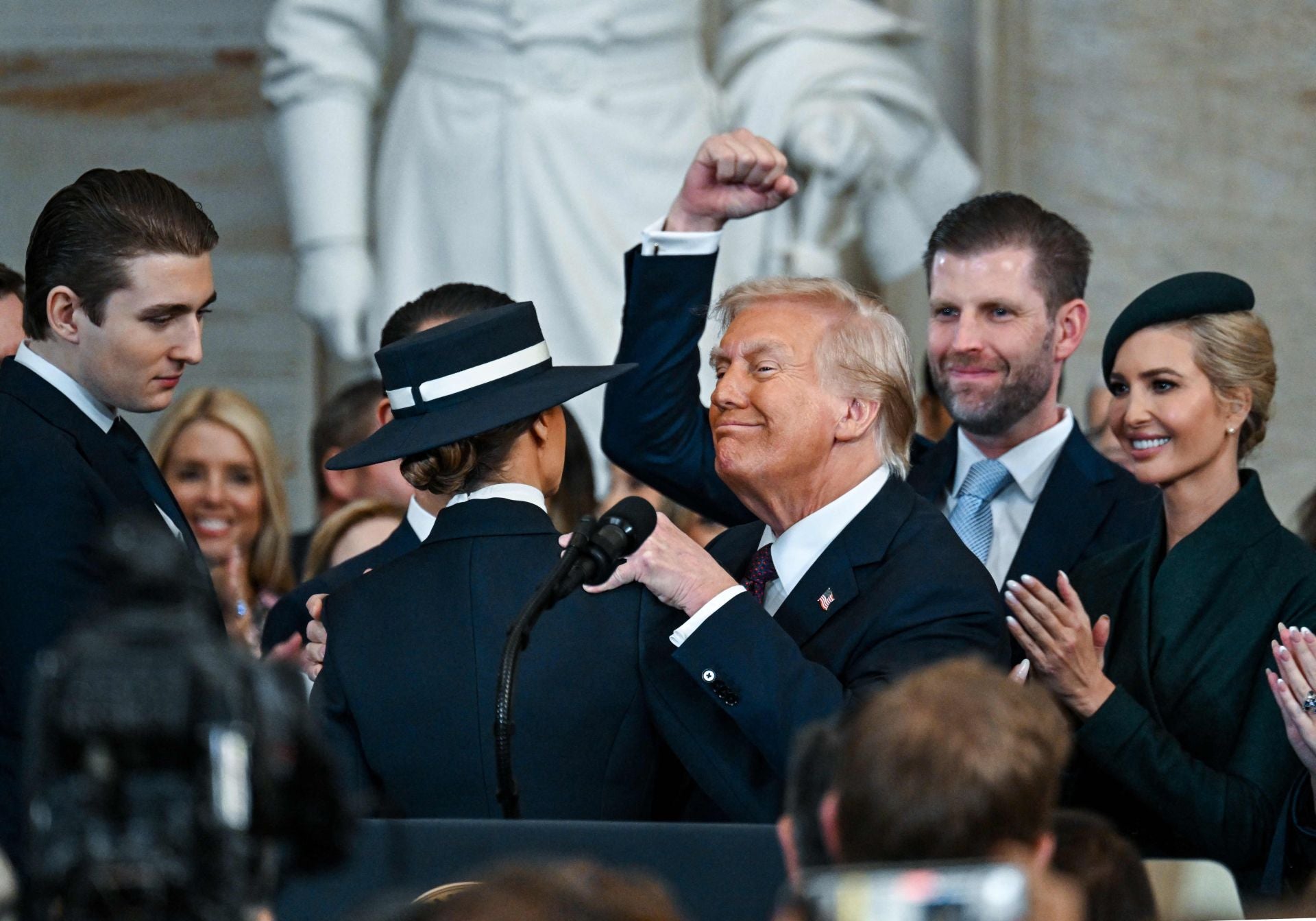 Trump celebra con su familia tras convertirse en presidente de EE UU.