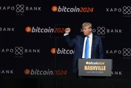 Trump en una reunión de criptomonedas.