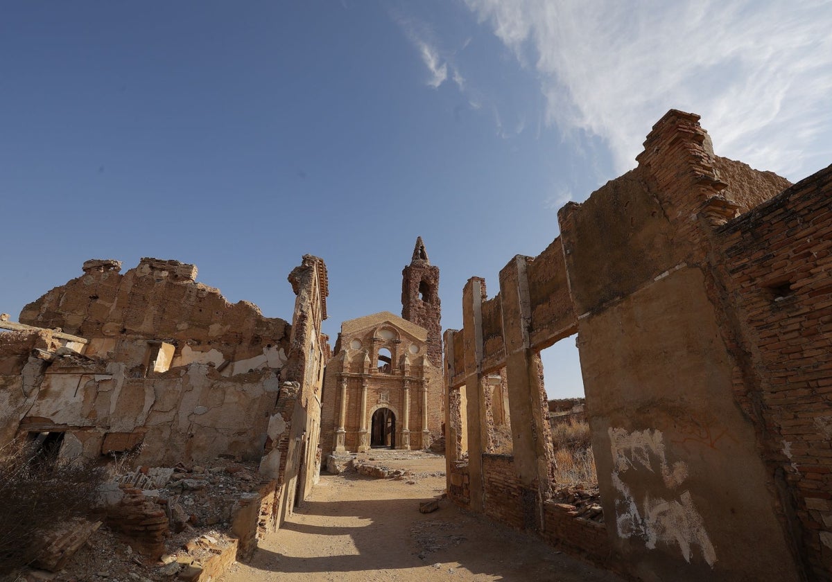 Una imagen del pueblo viejo de Belchite, destruido durante la Guerra Civil, con la iglesia de San Martín al fondo.