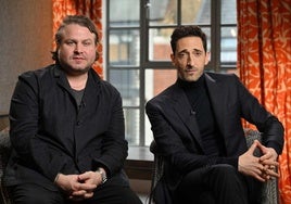 Brady Corbet y Adrien Brody, durante una entrevista en la BBC.