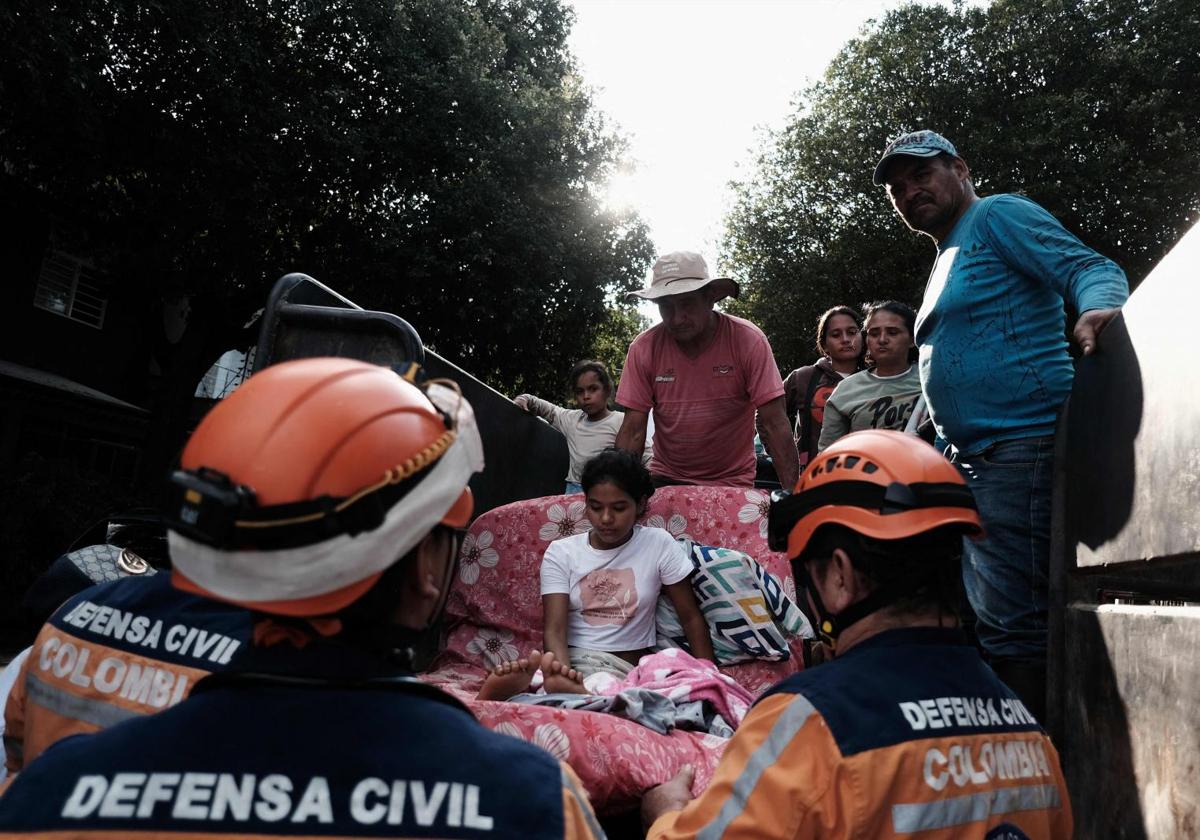 Miembros de la defensa civil trasladan a familias desplazadas por la violencia en la región colombiana de Catatumbo.