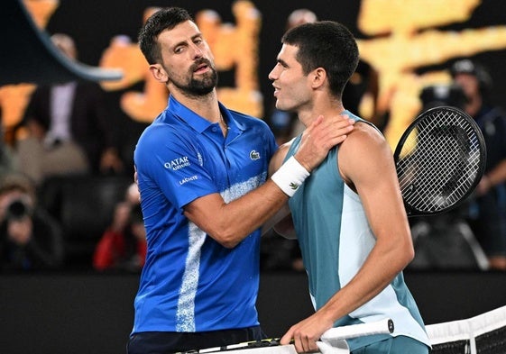 Novak Djokovic y Carlos Alcaraz se despiden al término del partido.