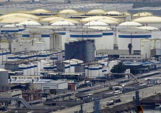 Vista del muelle del Puerto de Barcelona tras la explosión de un tanque.