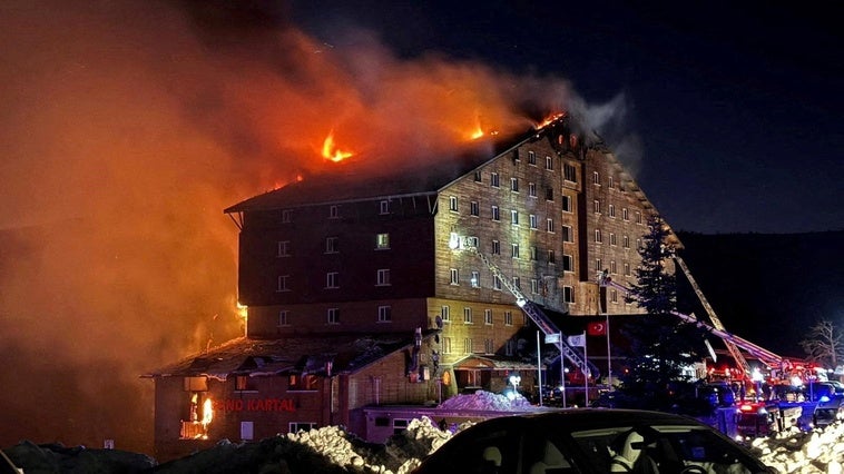 Las llamas se extendieron por todo el complejo hotelero en apenas media hora.