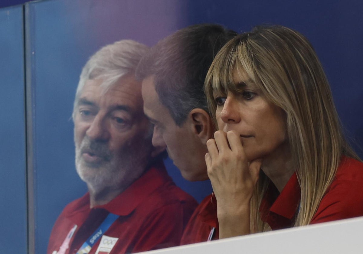 Begoña Gómez junto a Pedro Sánchez en un evento deportivo.