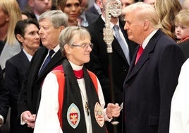 La reverenda Mariann Edgar Budde en la ceremonia de despedida de los actos presidenciales.