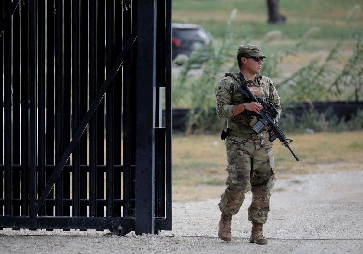 Un soldado estadounidense hace guardia en un puesto de control entre México y Estados Unidos.