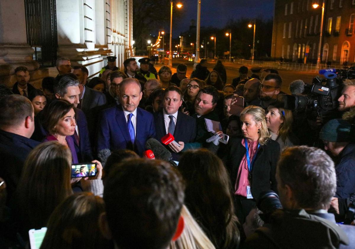 Micheál Martin habla este miércoles con periodistas a las puertas de Leinster House, la sede del Parlamento irlandés.