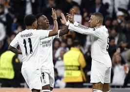 Rodrygo, Vinicius y Mbappé celebran el gol del francés.