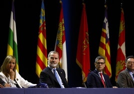 El rey Felipe V, acompañado por el fiscal general del Estado, Álvaro García Ortiz, el ministro de Justicia, Félix Bolaños y la presidenta del Consejo General del Poder Judicial y del Tribunal Supremo de España, Isabel Perelló