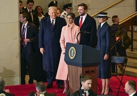 Trump, Usha y J. D. Vance y Melania Trump, en la investidura.