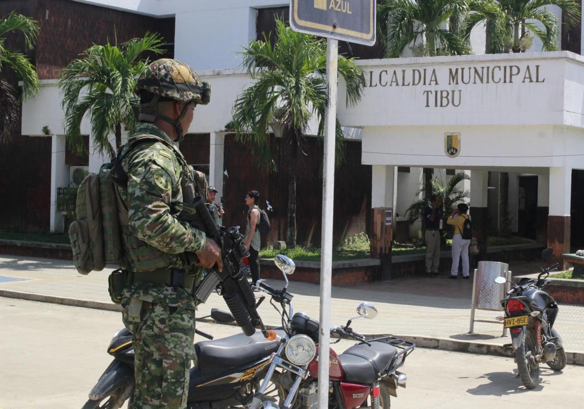 Un soldado colombiano vigila en la localidad de Tibú, en plena ola de violencia en la región del Catatumbo.