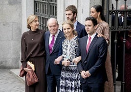 (I-D) En primera fila, la infanta Cristina, el rey emérito, la infanta Elena, y los nietos del rey Juan Carlos, Froilán de Marichalar y, en segunda fila, Juan Valentín Urdangarín y Victoria Federicha de Marichalar, posan a su salida de la boda del alcalde de Madrid, José Luis Martínez-Almeida y Teresa Urquijo.