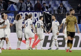 Los jugadores de la Lazio celebran el gol de Taty Castellanos.