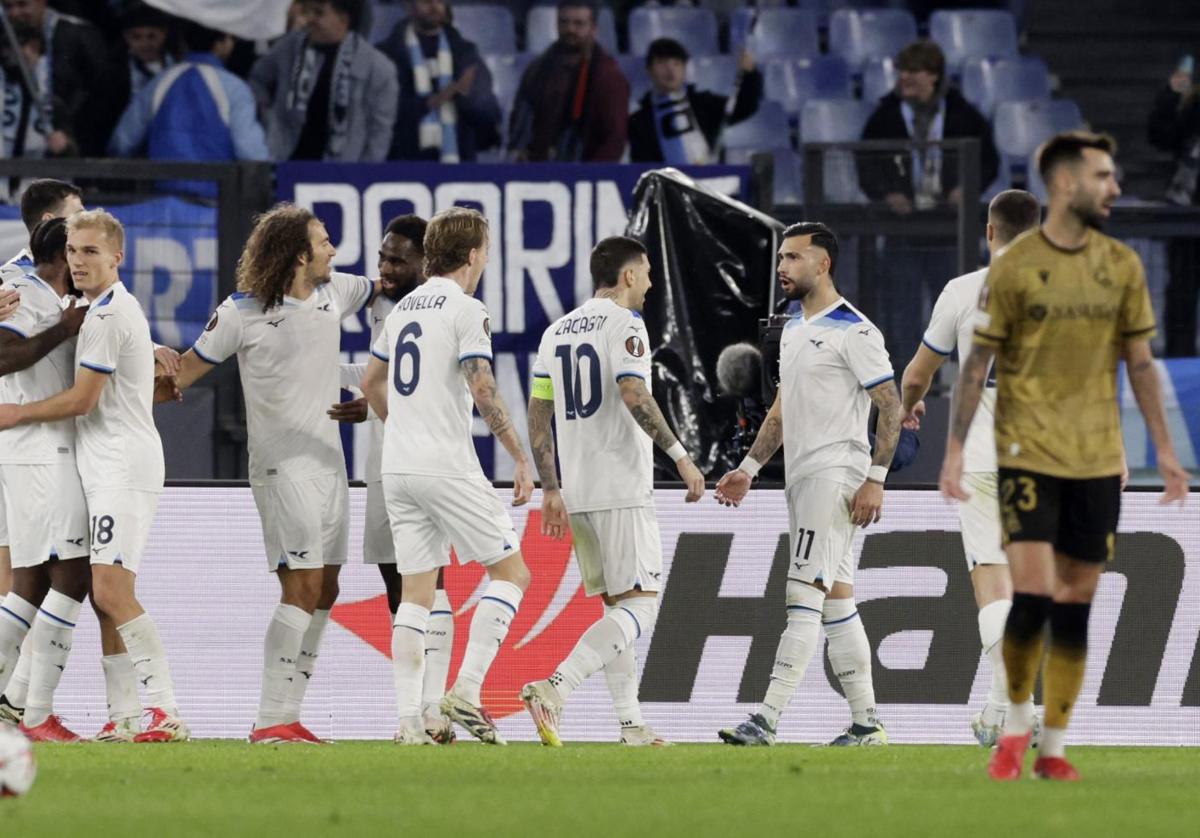 Los jugadores de la Lazio celebran el gol de Taty Castellanos.