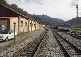 Imagen de archivo de las vías del tren en Figaredo, en el concejo de Mieres.