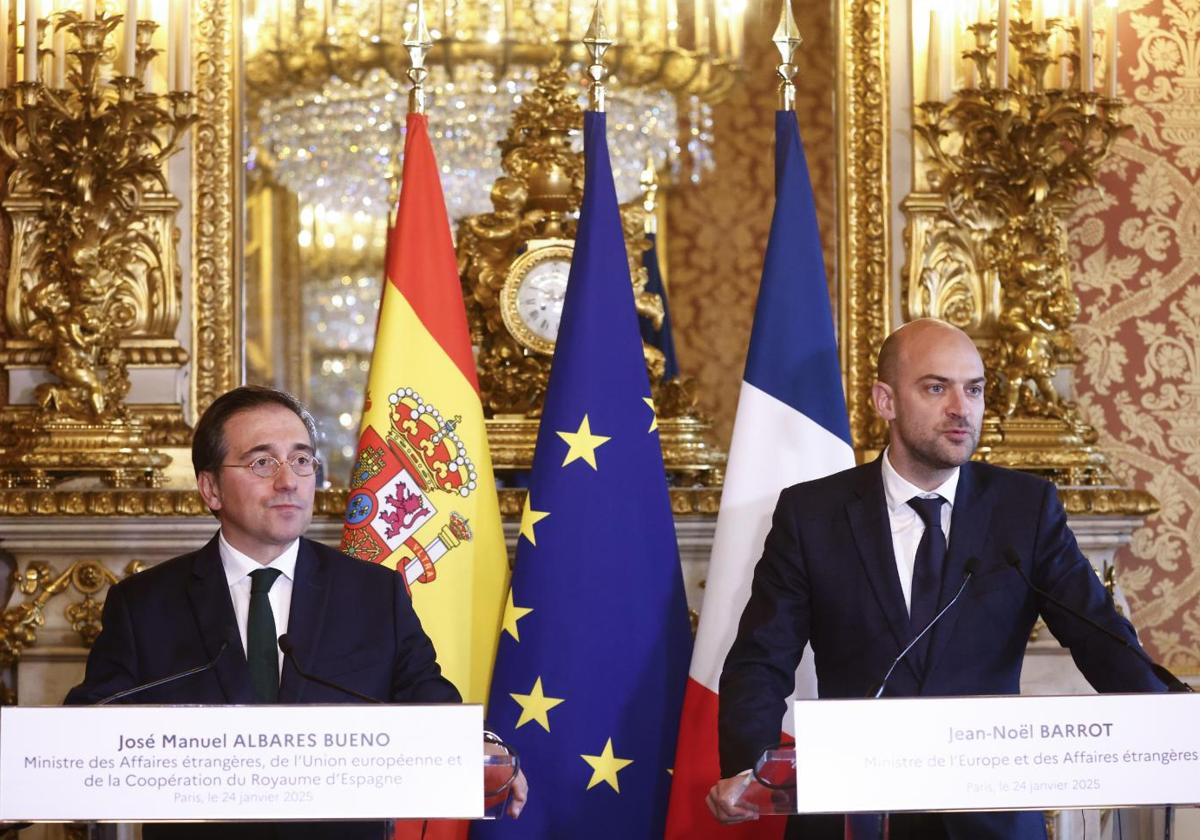 El ministro de Exteriores español, José Manuel Albares, y su homólogo francés, Jean-Noël Barrot, este viernes en París.