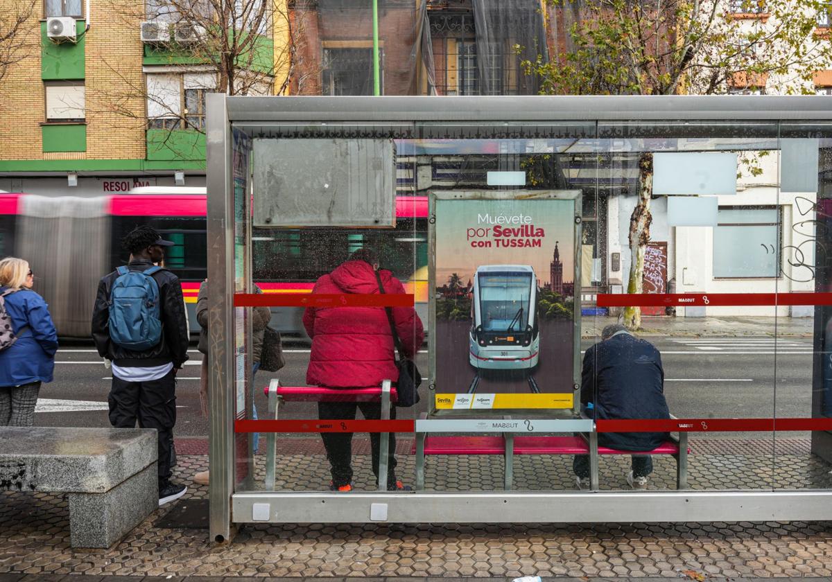 Autobús de Tussam circulando por el centro de Sevilla