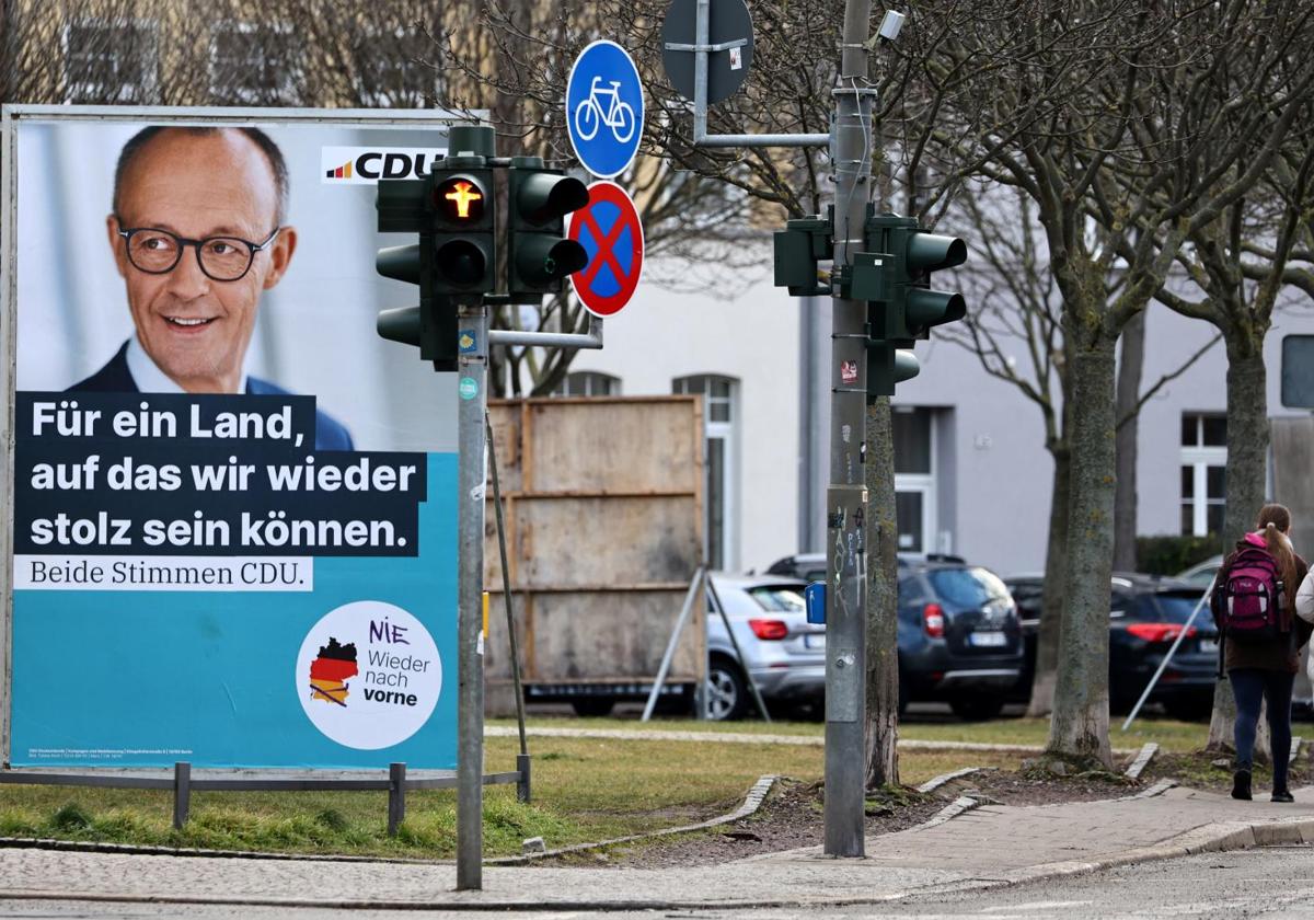 Un cartel de la campaña electoral del conservador Friedrich Merz en una calle de la localidad alemana de Erfurt.