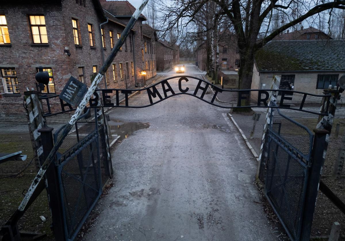 Vista del portón con la leyenda 'El trabajo os hará libres' del campo de exterminio nazi Auschwitz.