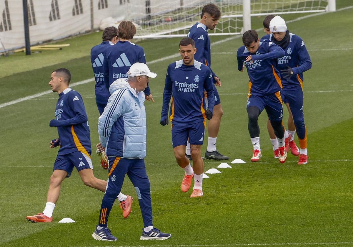 Ancelotti supervisa un entrenamiento del Madrid previo al duelo ante el Valladolid.