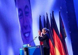 Alice Weidel, líder de AfD, aplaude la intervención de Elon Musk.