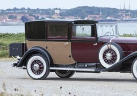 Bajo el largo capó de este Cadillac Serie 452 Town Brougham de 1931, late un fantástico V16