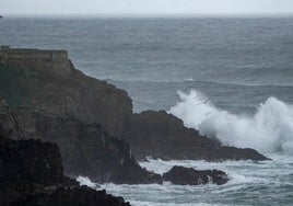 Olas rompen en la zona de Entreplayas, en Tapia de Casariego,