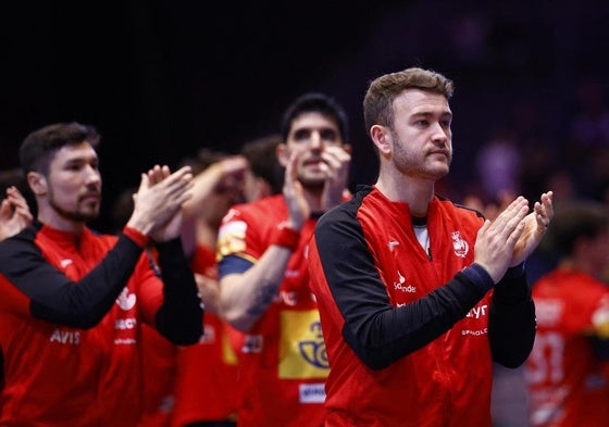 Los Hispanos aplauden a la afición española en Oslo tras la derrota ante Brasil.