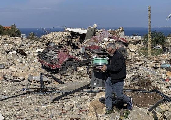 Un ciudadano libanés regresa a su casa, en ruinas.