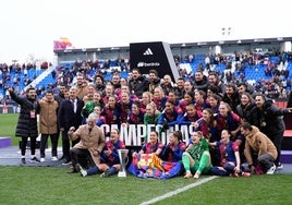 Las jugadoras del Barcelona, con el trofeo de campeonas de la Supercopa