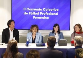 La presidenta de la Liga F, Beatriz Álvarez (2i); el presidente de Futbolistas On, Juanjo Martínez (i), la presidenta de FutPro, Amanda Gutiérrez (2d), y Maite Sánchez Martín (d), de CC OO.