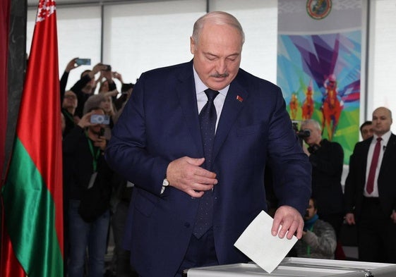 El presidente bielorruso, Alexánder Lukashenko, al depositar su voto el domingo en un colegio electoral de Minsk.