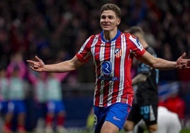 Julián Álvarez celebra un gol con el Atlético ante el Bayer Leverkusen.