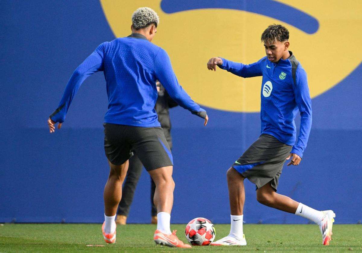 Lamine Yamal y Roland Araujo, durante un entrenamiento del Barça.