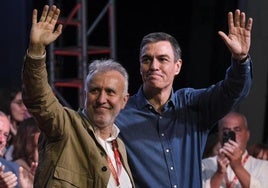 El presidente de España, Pedro Sánchez, y el ministro de Política Territorial y Memoria Democrática, Ángel Víctor Torres