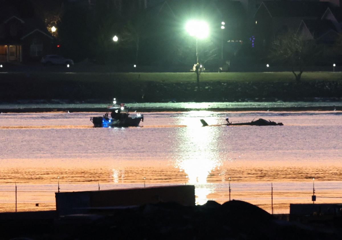 Imagen principal - En la primera imagen, restos del fuselaje del helicópero militar en el río Potomac ; en la siguiente, labores de rescate en el cauce; en último término, escenas de dolor entre las familias de las víctimas del accidente.