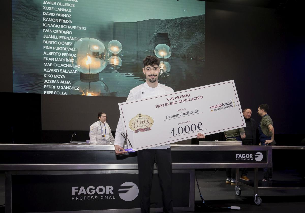 Luis Fernández, con el premio de Mejor Pastelero Revelación.