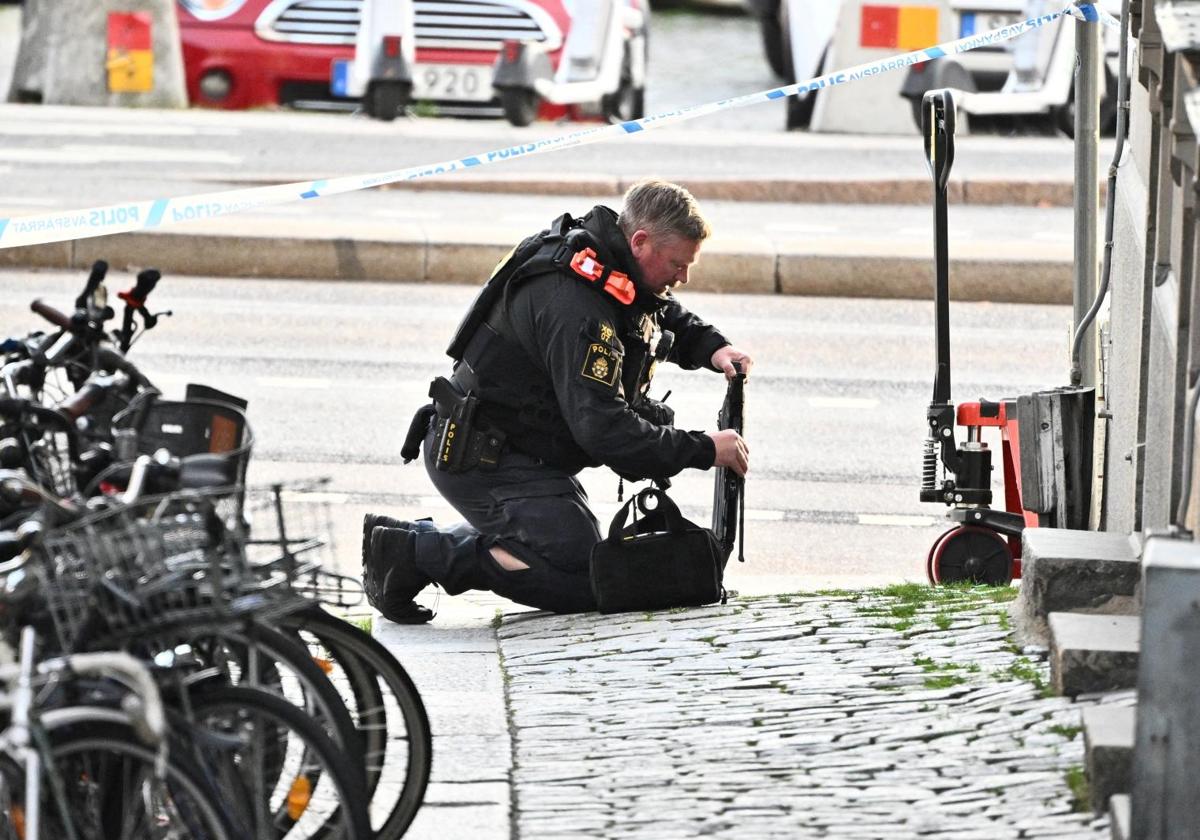 Un agente del escuadrón antibombas analiza un artefacto en una calle de Estocolmo.