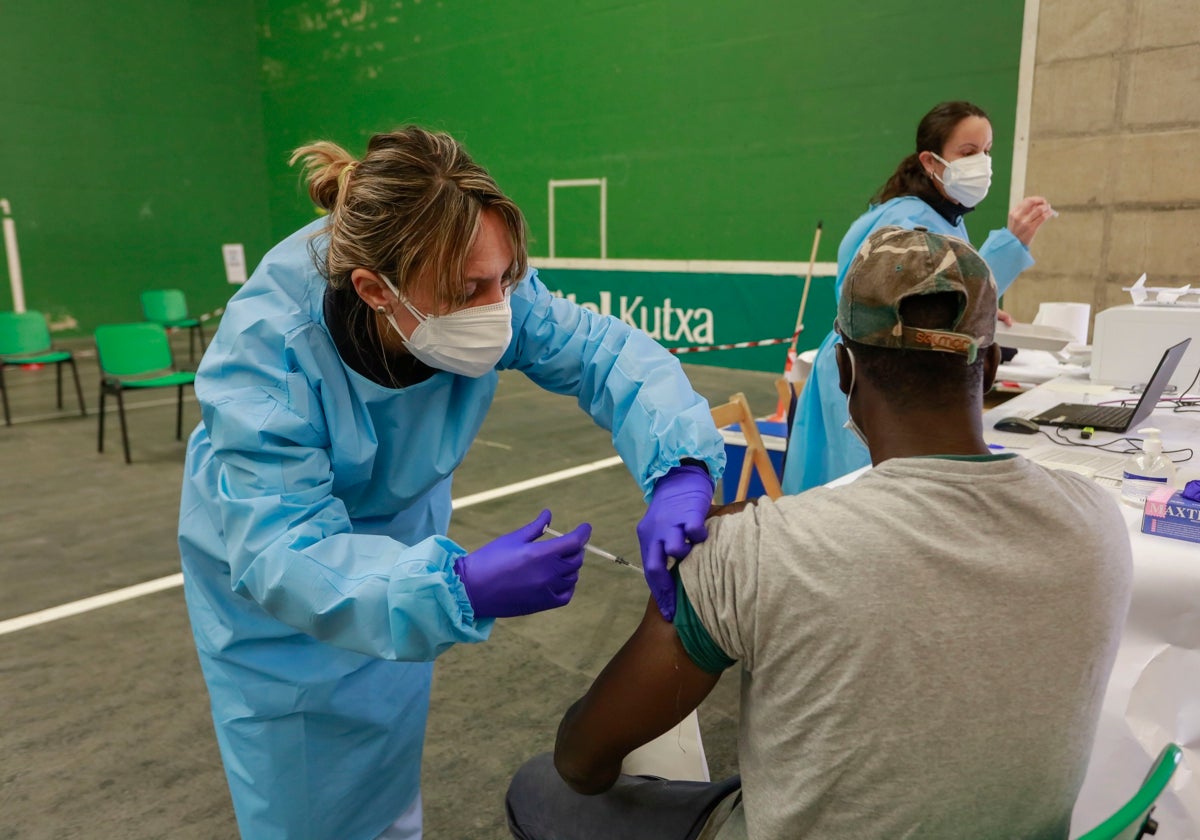 Una sanitaria inyecta a un ciudadano la vacuna contra la covid durante la pandemia.