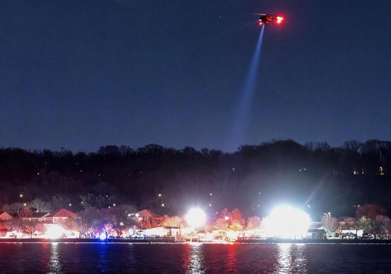 Los equipos de rescate rastrean el río Potomac después de que un avión comercial colisionara con un helicóptero militar al aproximarse al aeropuerto Ronald Reagan, en Washington.