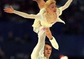 Evguenia Shishkova y Vadim Naumov, campeones mundiales en 1994, figuraban en la lista de pasajeros.