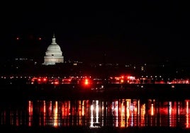 Los servicios de emergencia buscan a las víctimas del accidente aérero en el río Potomac de Washington.