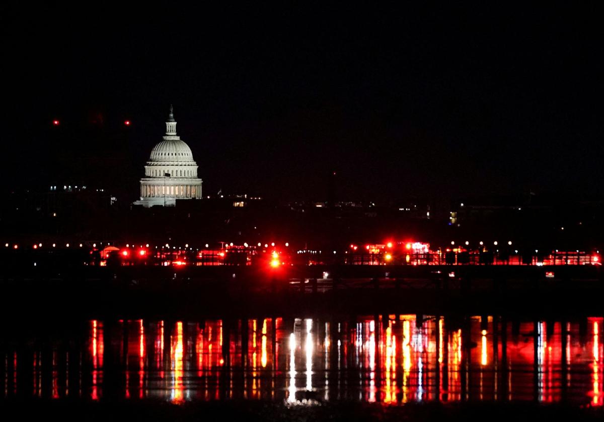 Los servicios de emergencia buscan a las víctimas del accidente aérero en el río Potomac de Washington.