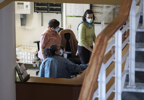 Pacientes y personal sanitario en un hospital